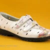 Suave LONDON 8017PT Spring White - Chaussure à Scratches Blanche Et Fleurie -Magasin De Chaussures cd24607c73b9e66c561f35ea11d5d5ef img 4233.jpg 176657